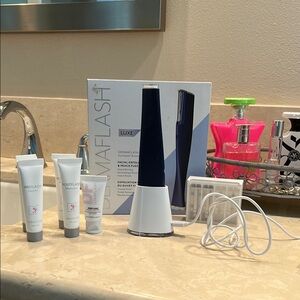 Dermaflash Luxe Facial Exfoliation Device - White and Blue
